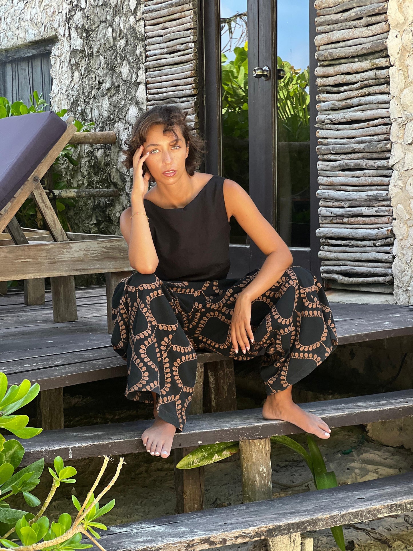 Pantalón Tulum negro bordado