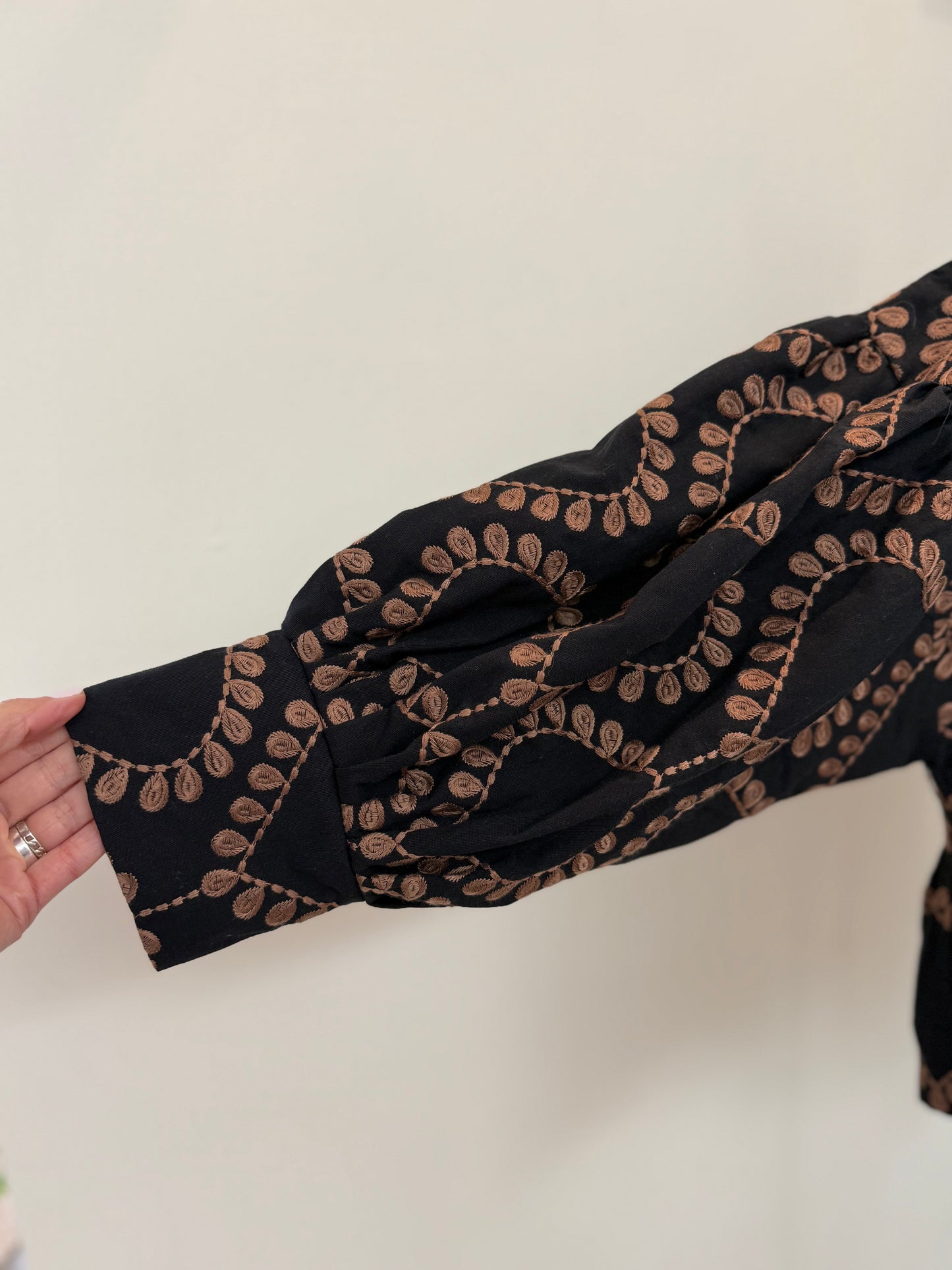 Saco Antonela negro bordado