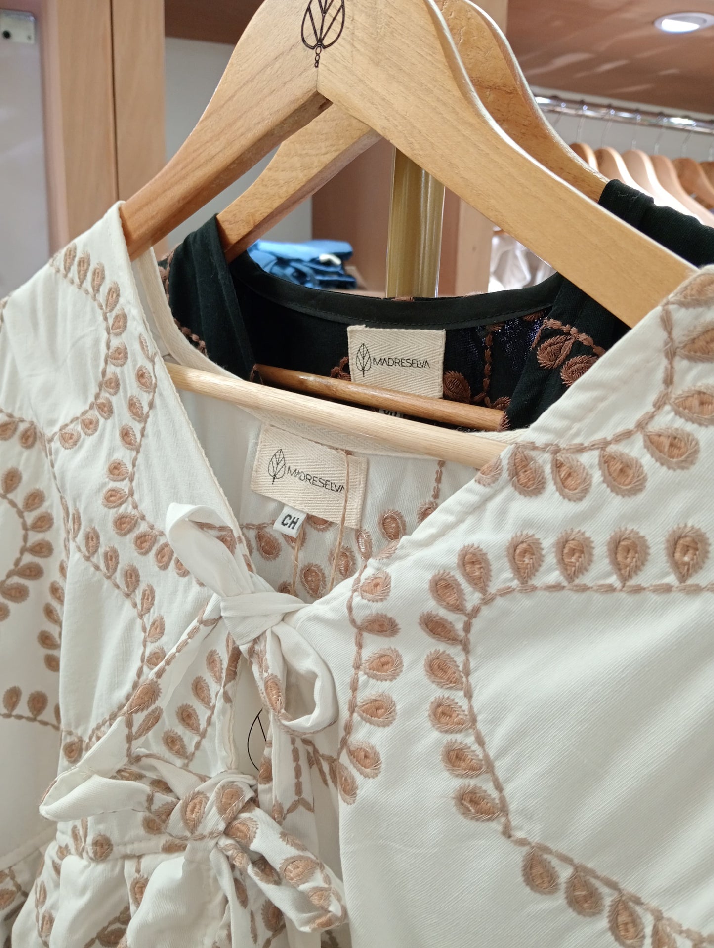 Saco Antonela blanco bordado