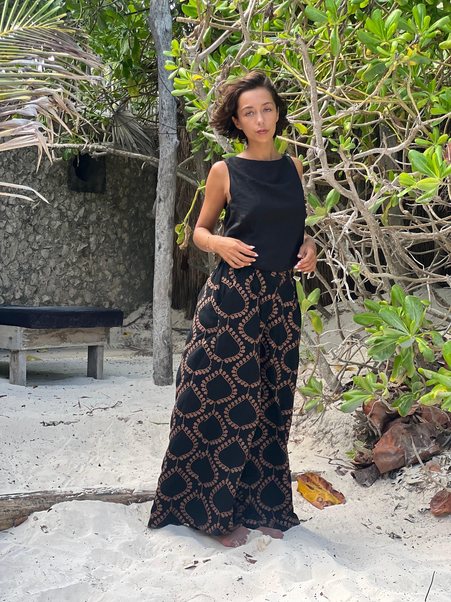 Pantalón Tulum negro bordado